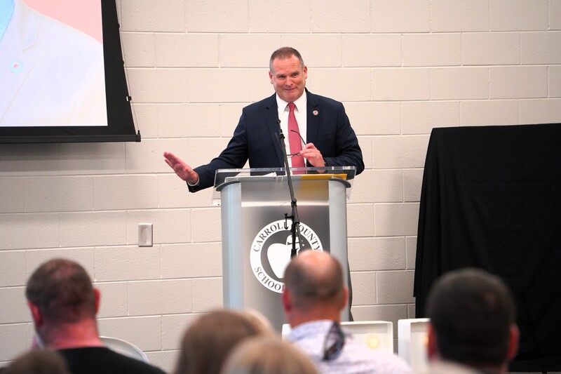 glen harding tells a funny story from the lectern