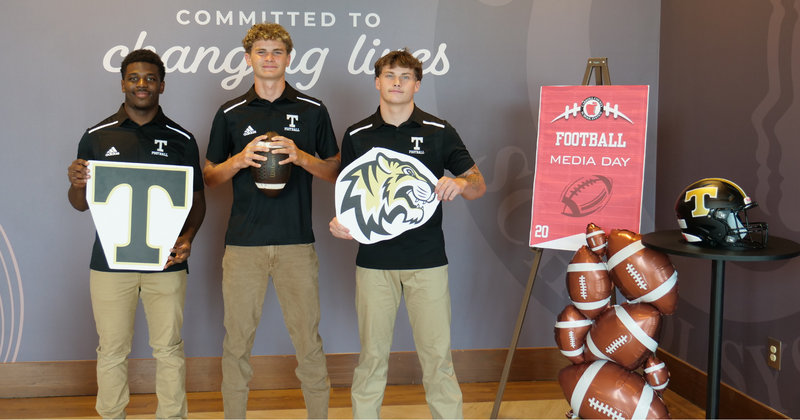 temple players pose