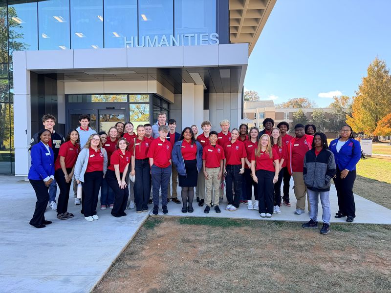 student ambassadors tour UWG
