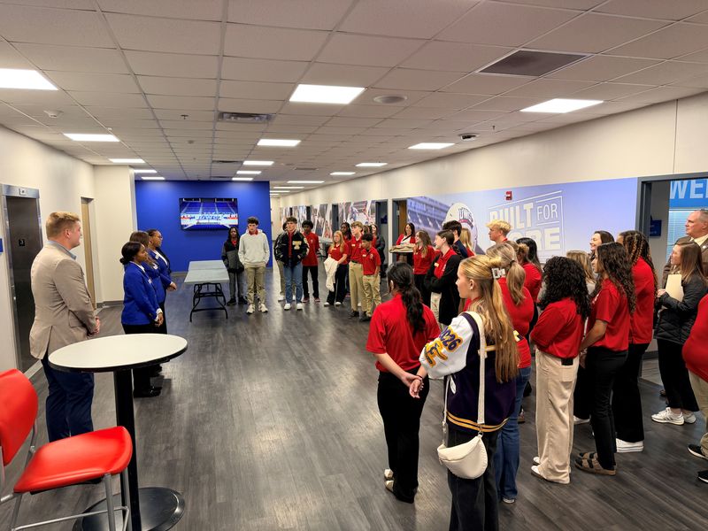student ambassadors tour UWG