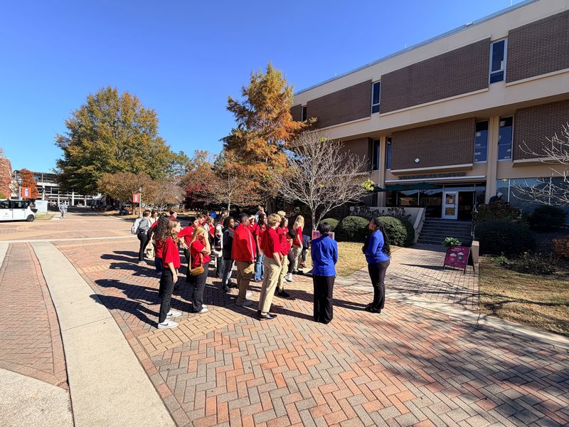 student ambassadors tour UWG