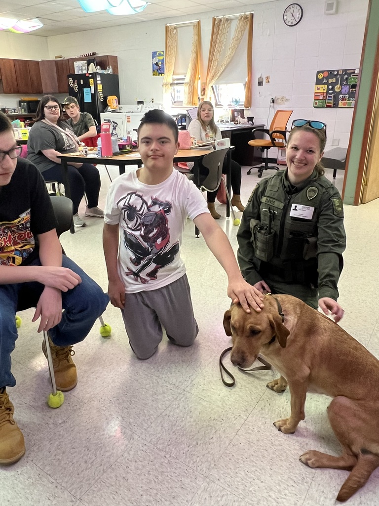 students with K9 officer