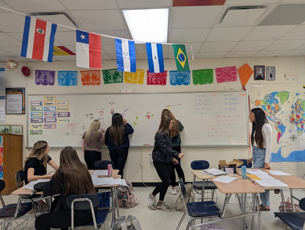 Students making Spanish mural