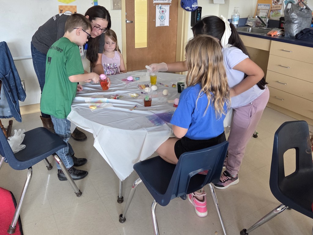 students dyeing easter eggs