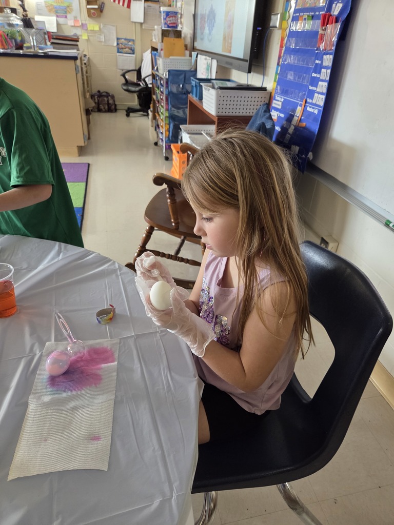 students dyeing easter eggs