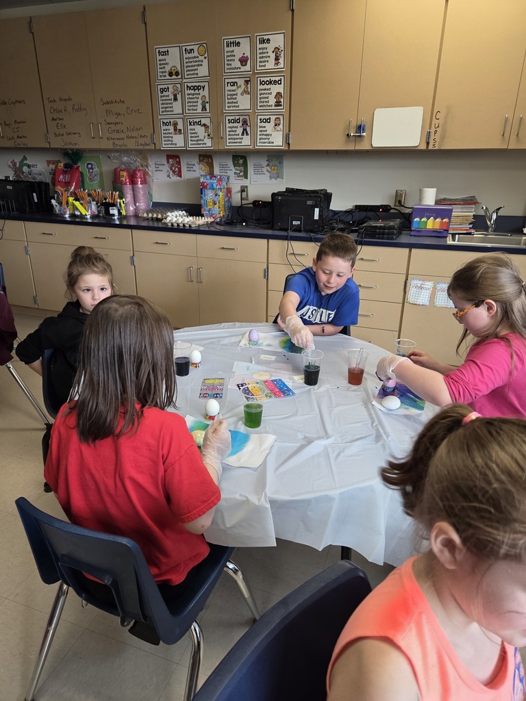 students dyeing easter eggs