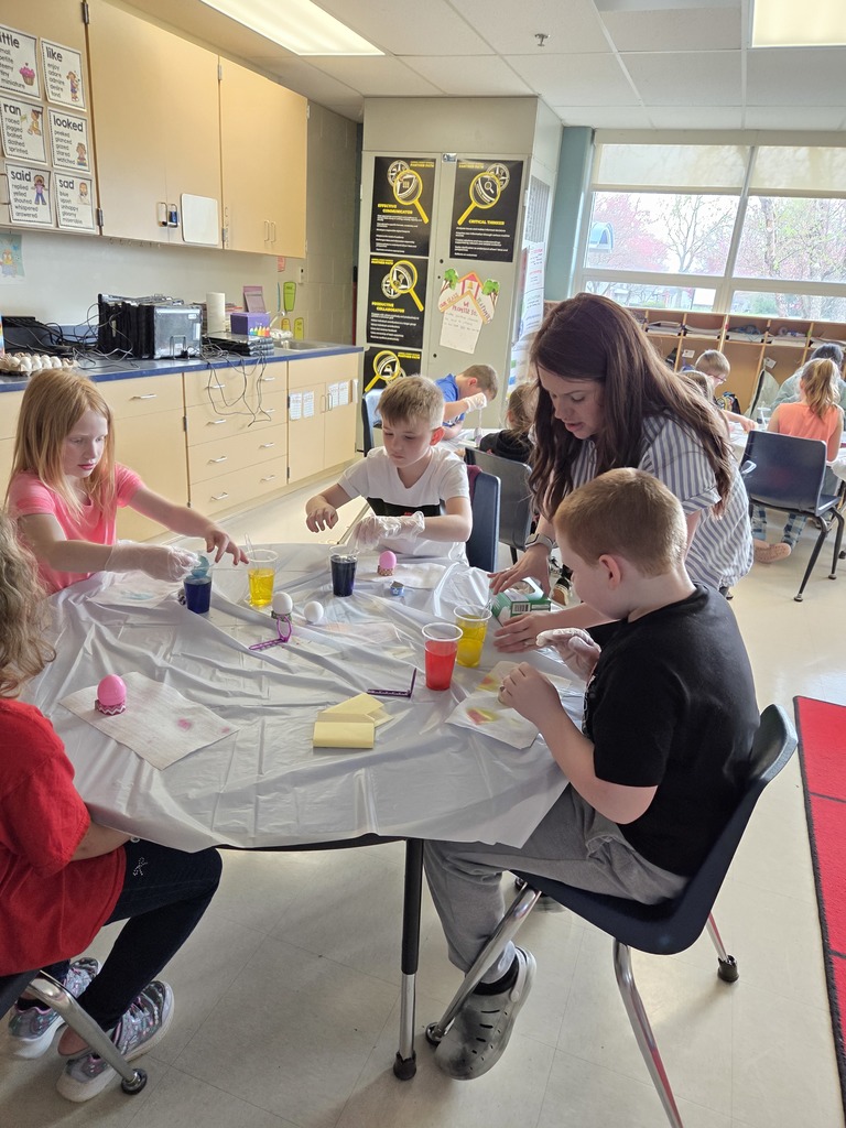 students dyeing easter eggs