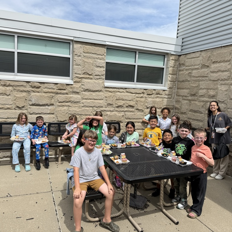 students eating lunch outside