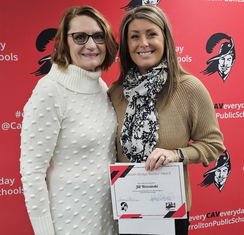 Jill Wrzesinski rceeiving the Bridge Builder Award from Teresa Aiken