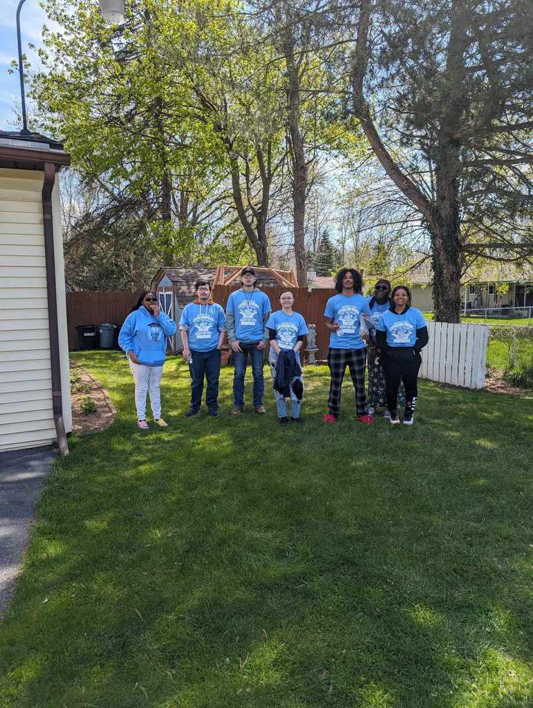 Class of 2024 students participating in community service