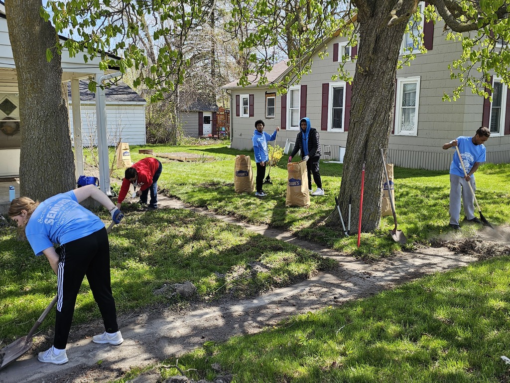 Class of 2024 students participating in community service