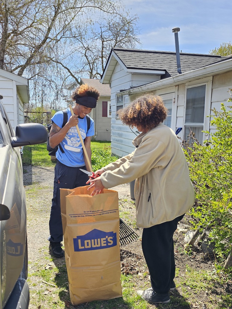 Class of 2024 students participating in community service