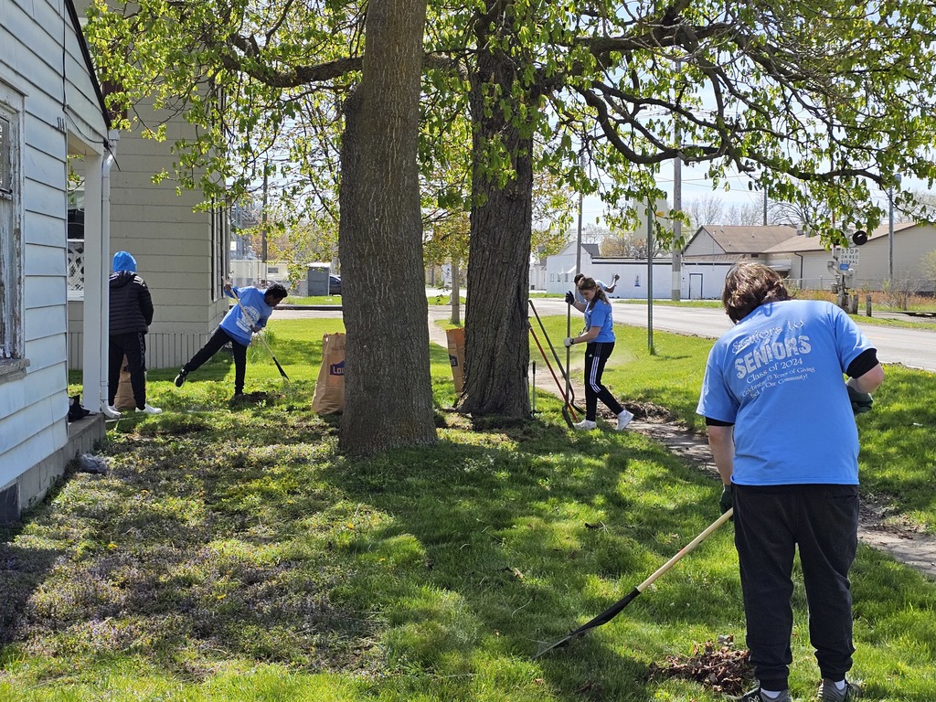 Class of 2024 students participating in community service
