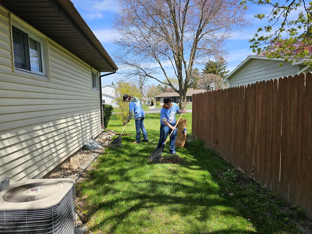 Class of 2024 students participating in community service