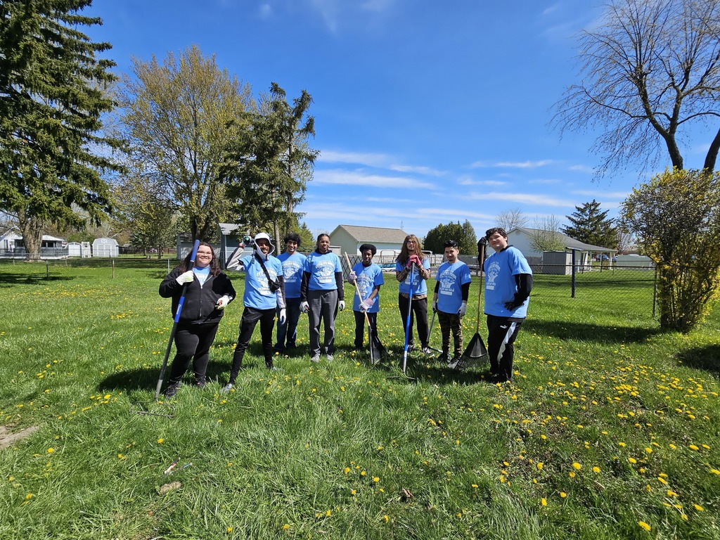 Class of 2024 students participating in community service