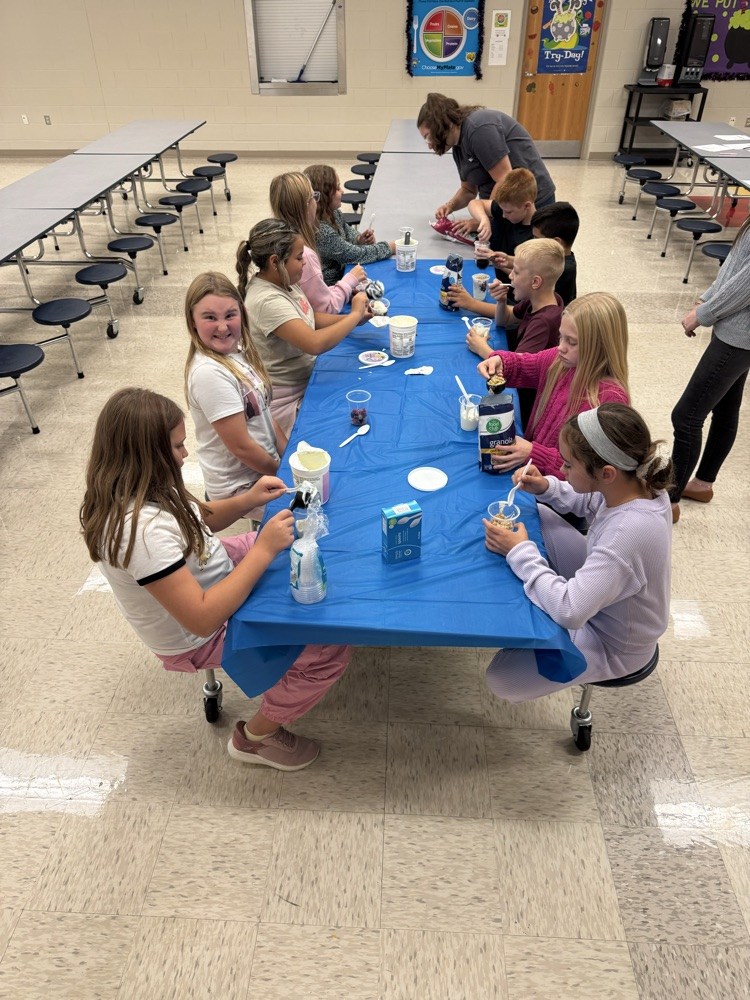 Fourth and Fifth grade students made yogurt parfaits during 4-H Cooking Club at Carter City Elementary this afternoon. Thanks to Carter City FRC Coordinator, Michaela Stevens, for organizing this event! 