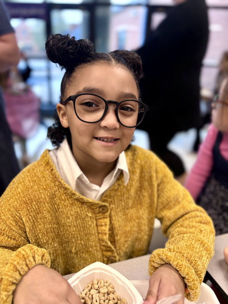 This bespectacled aardvark learns lots of life lessons with his friends and little sister D.W.
