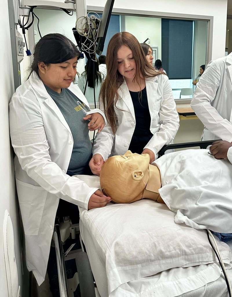 Cartwright Students Explore the World of Medicine at the University of Arizona