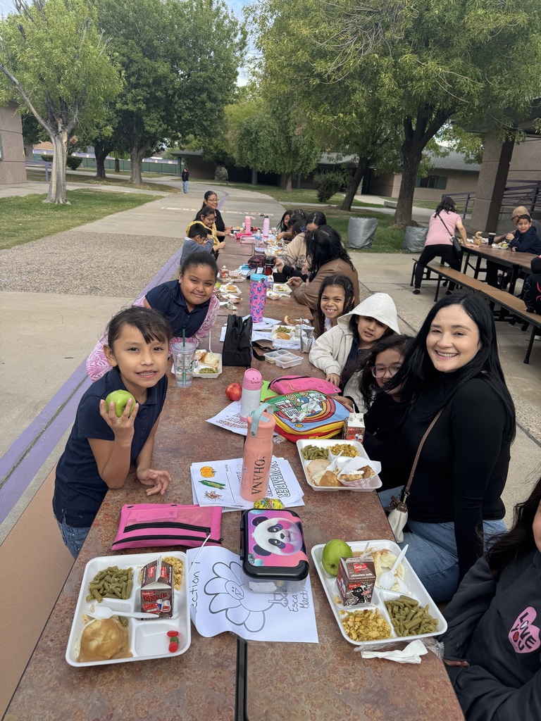 students and parents eating a thanksgiving meal outside
