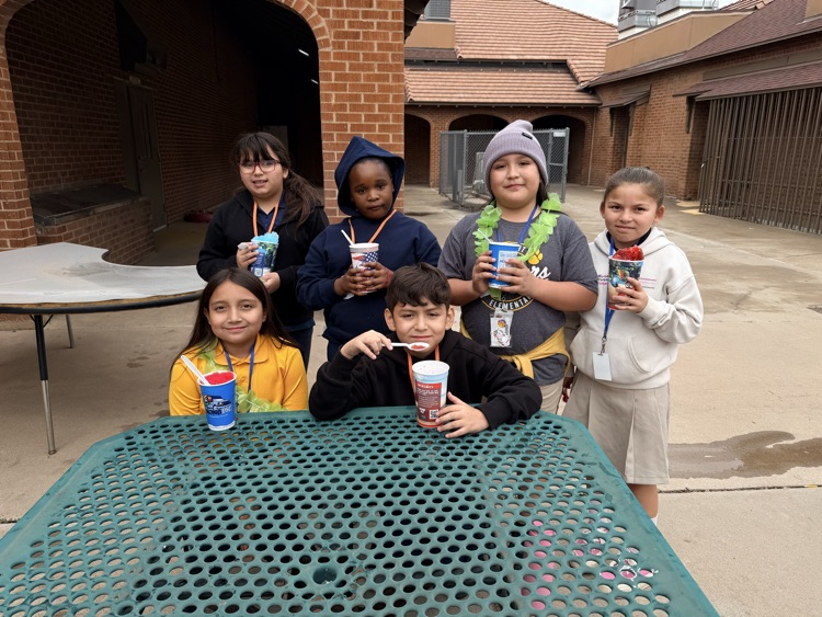 students eating Kona ice