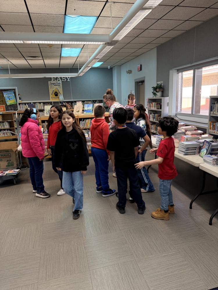 4th graders picking out their book