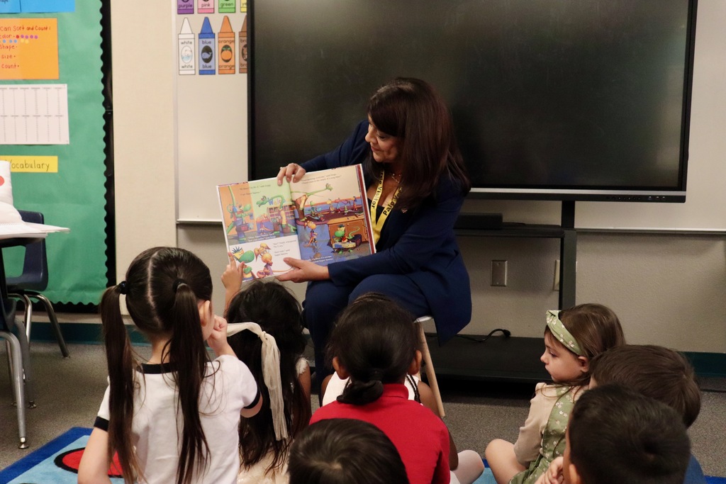 Mayor Fitzgibbons reads to Palo Verde Students