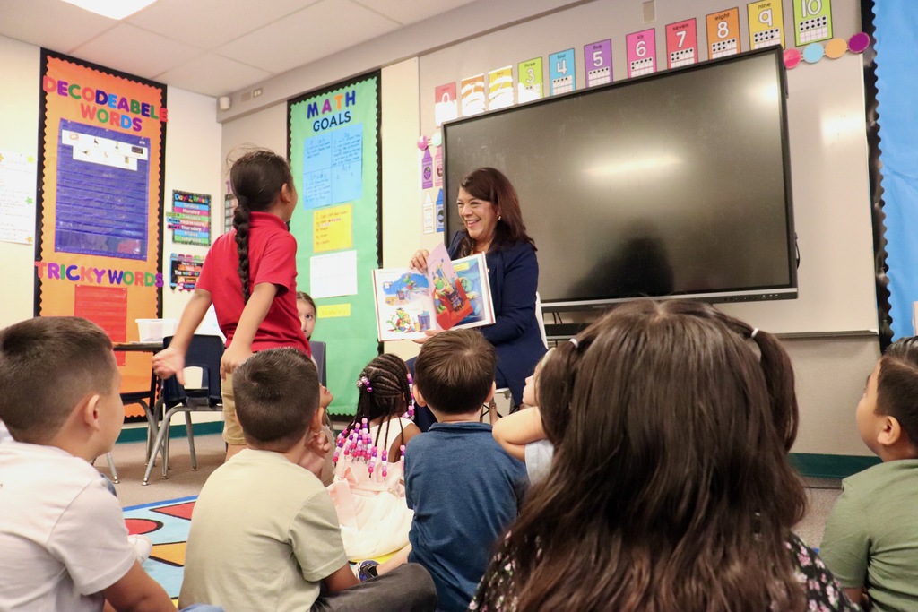 Mayor Fitzgibbons reads to Palo Verde Students