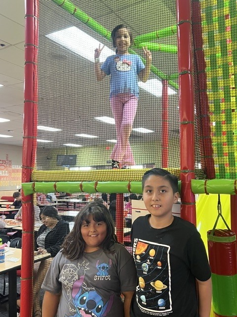 Cottonwood students at school fundraiser.