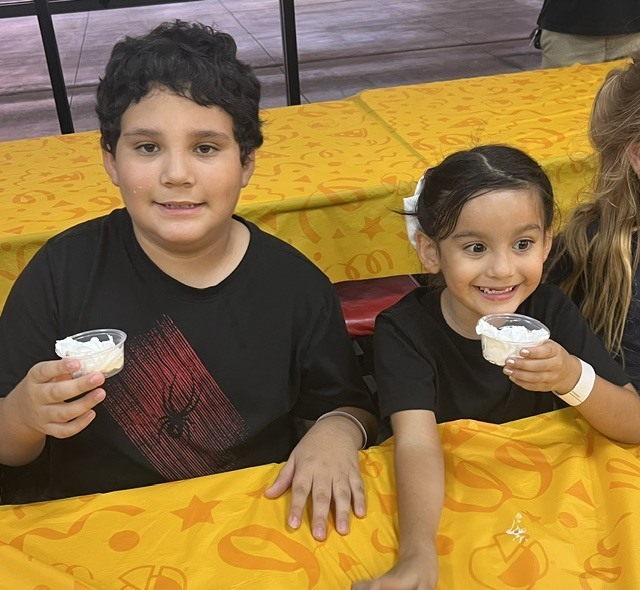 Cottonwood student at school fundraiser.