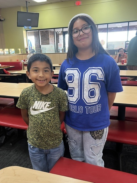 Cottonwood students at school fundraiser.