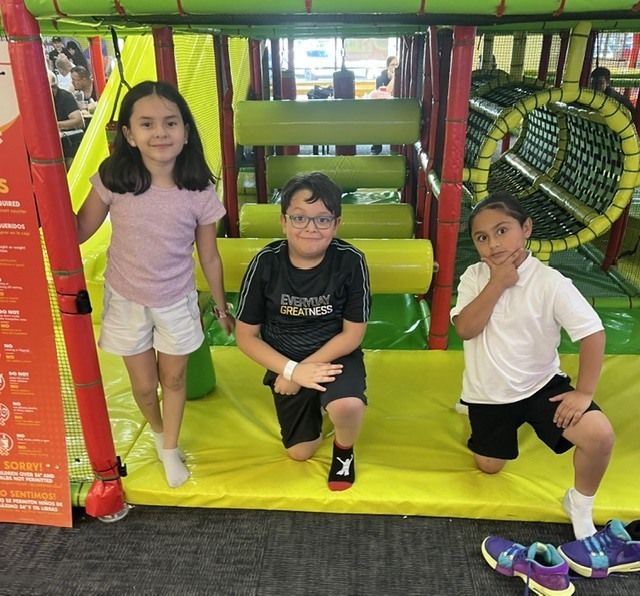 Cottonwood students at school fundraiser.