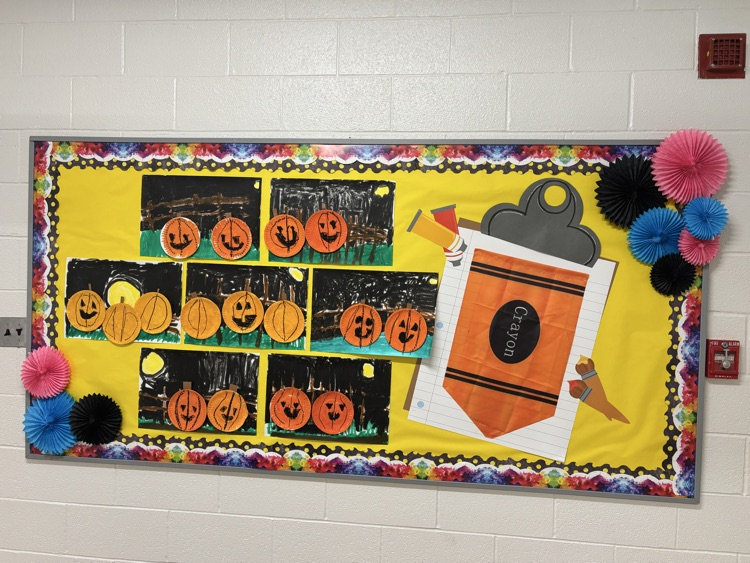 pumpkins sitting on a fence: kinder