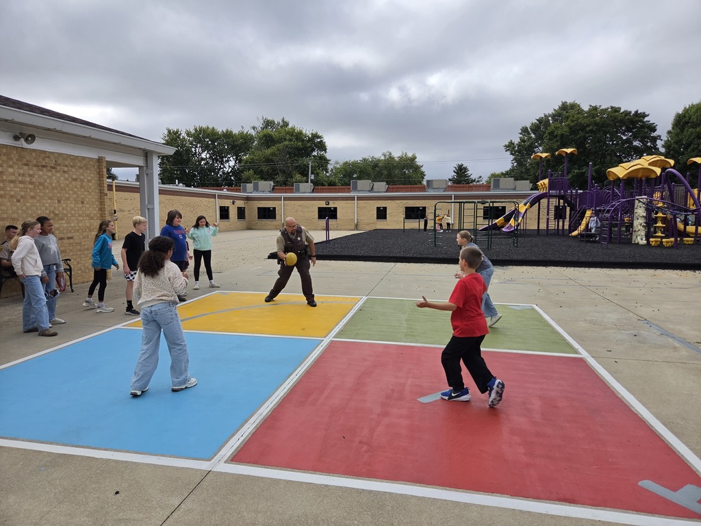 Deputy Hanley playing four square with 5th grade students.