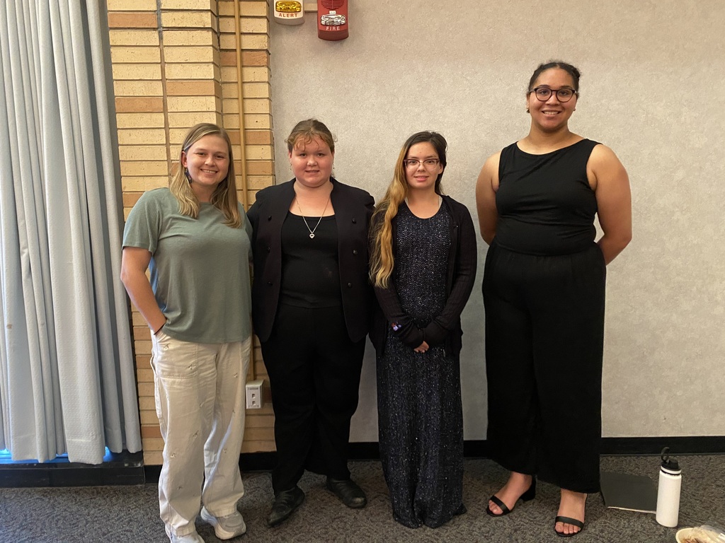 À teacher and 3 students at à festival.