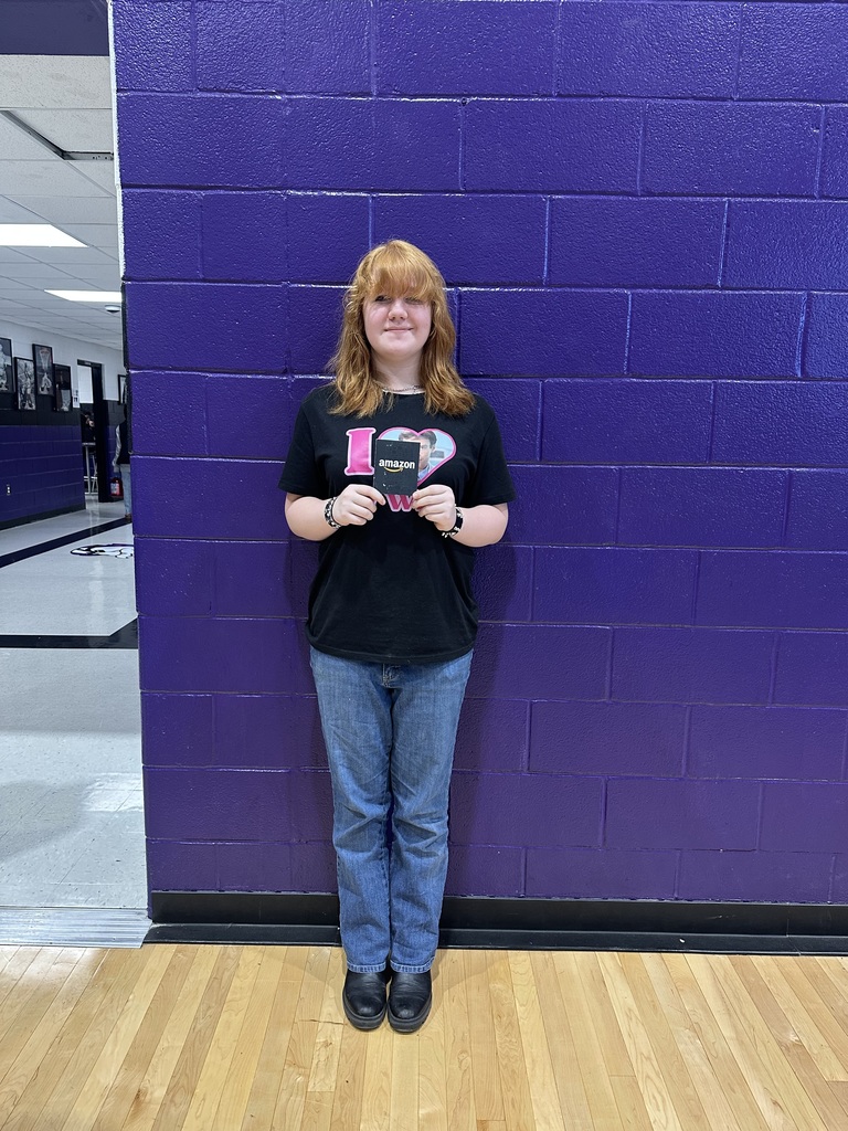 Scarlett Howell with her $25 Amazon gift card