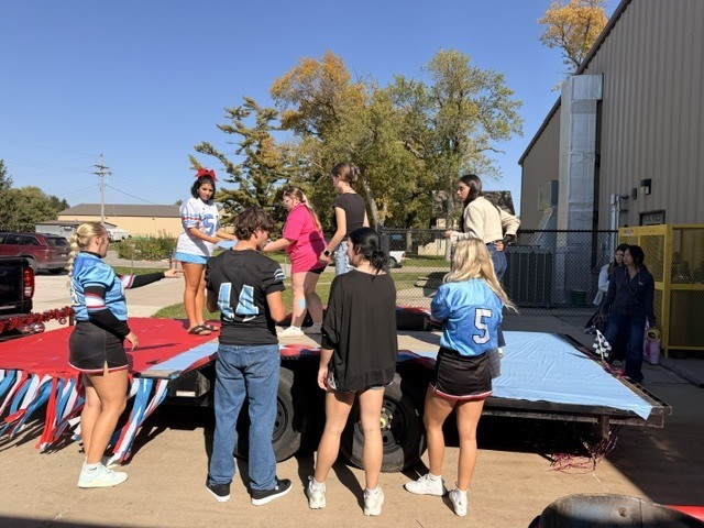 Senior class assembling their float