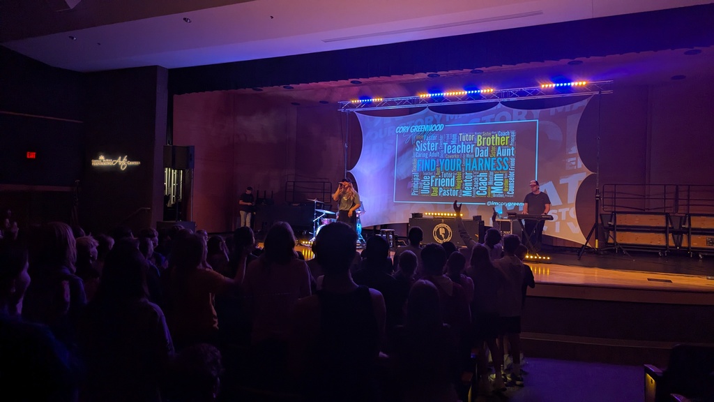 American Idol Top 20 artist Hannah Nicolaisen performing
