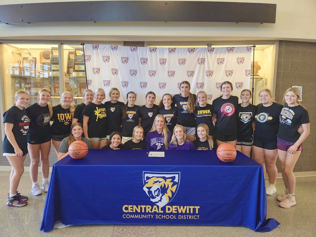 Saber girls basketball team