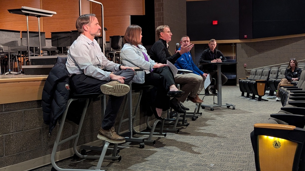 Business professionals Kale Peterson (River Valley Cooperative), Brigham Tubbs (First Central State Bank), Dr. Stephanie Mishler (Central DeWitt CSD), and Ron Zimmer (Custom Pak, Inc) shared their career pathways and highlighted the wide range of opportunities within manufacturing, education, finance, and agriculture. 