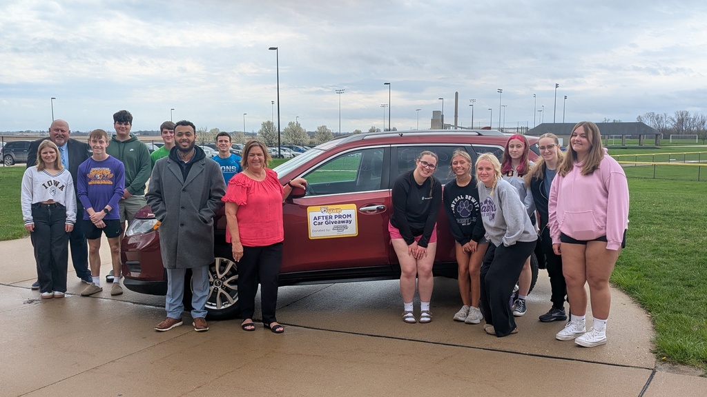 Seniors pictured with the 2019 Nissan Rogue and Ed Morse Representatives