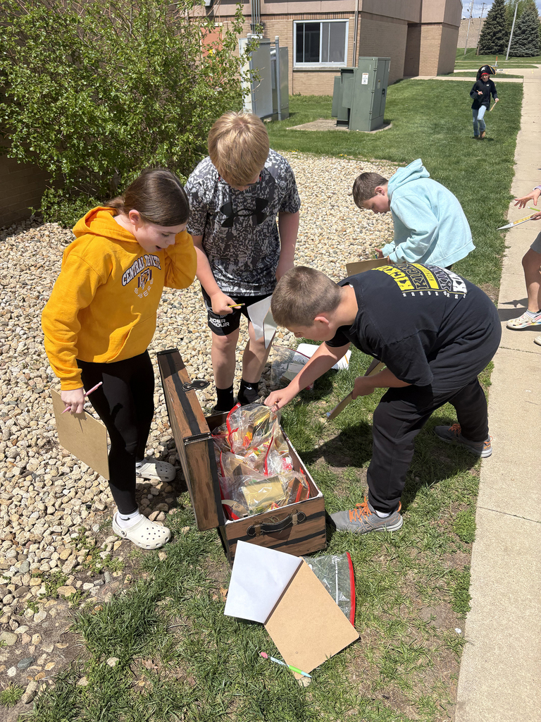 Students finding the treasure