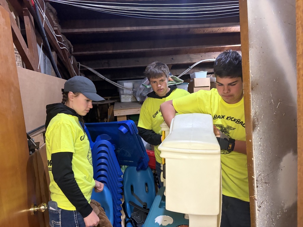 FFA students leaning out shed at APK