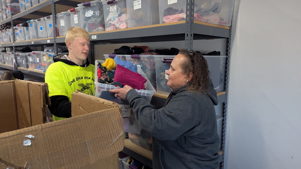 FFA students helping at the DeWitt Referral Center and Thrift Store