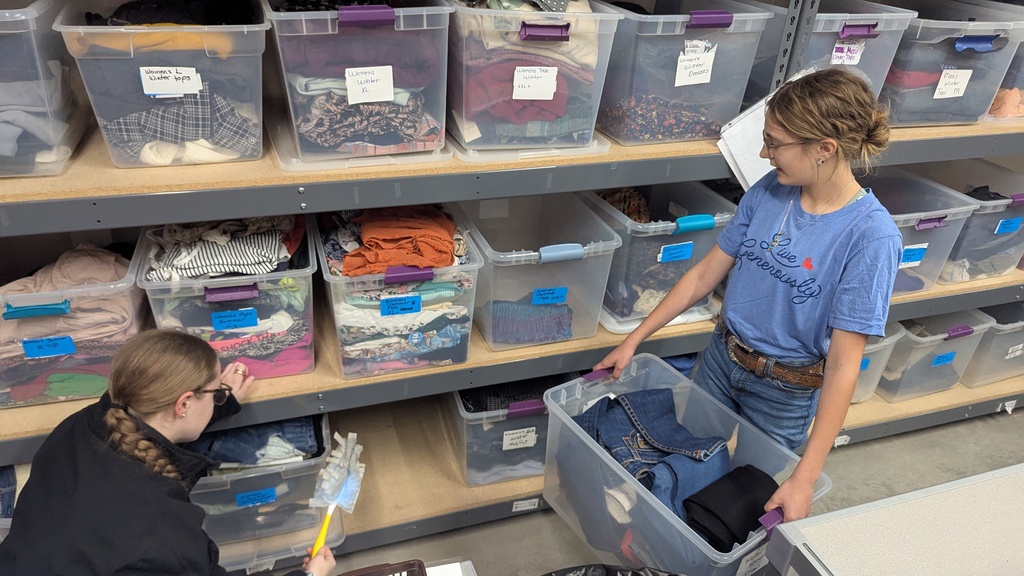 FFA students helping at the DeWitt Referral Center and Thrift Store