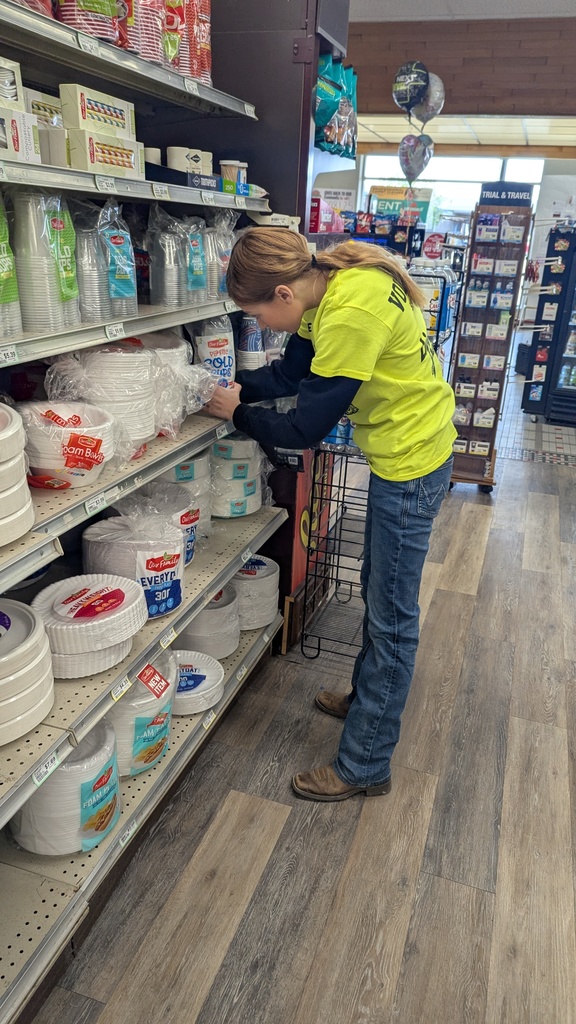 FFA students helping at Randy's Neighborhood Market