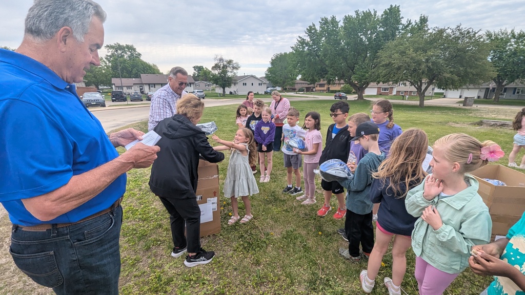Second graders receiving their bike helmets from LincolnWay Community Foundation and Crossroads Health Foundation volunteers