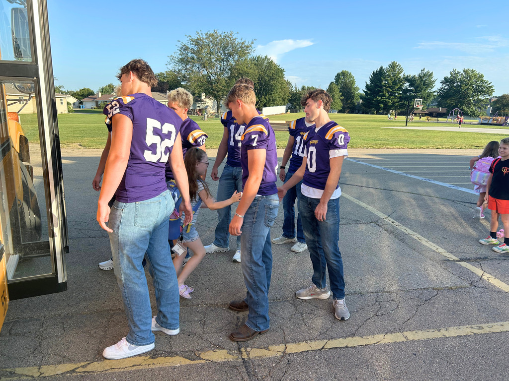 Saber Football players greeting Ekstrand students