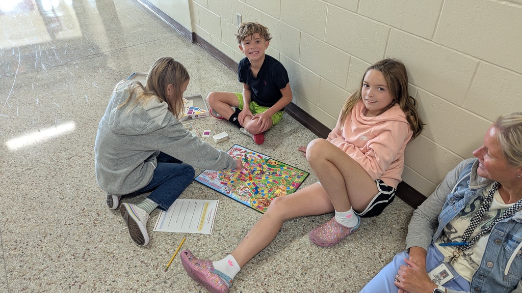 4th grade students playing Candyland