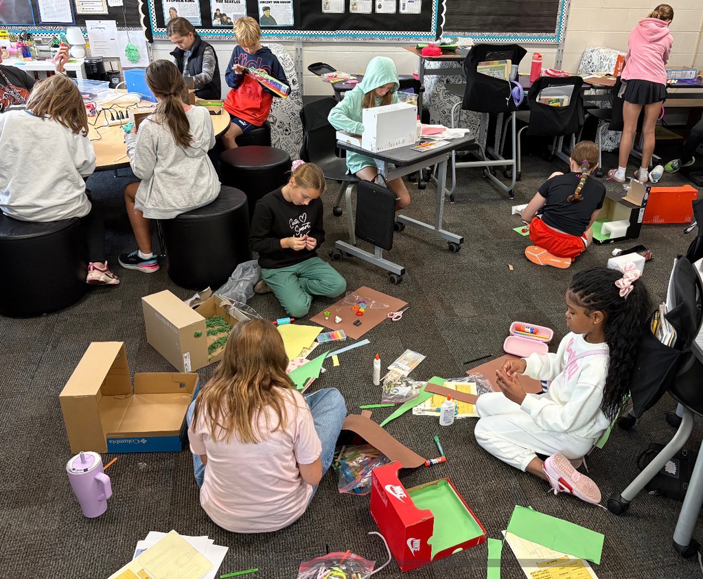 4th graders working on their Medieval Ages diagrams