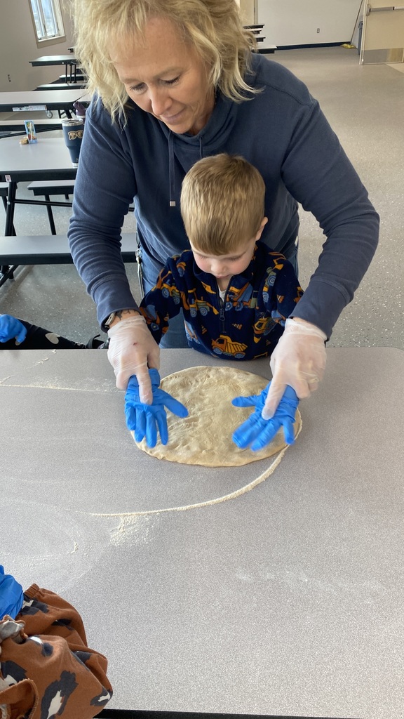 Pre-K Makes a Pizza